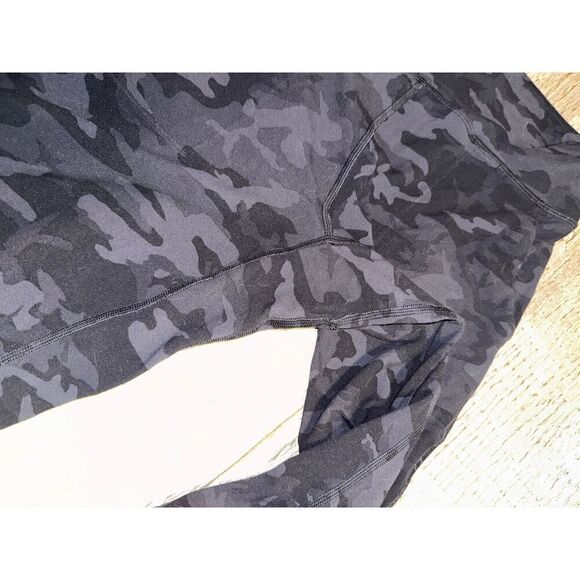 Lululemon camo 25 in joggers size 8 - Picture 5 of 5